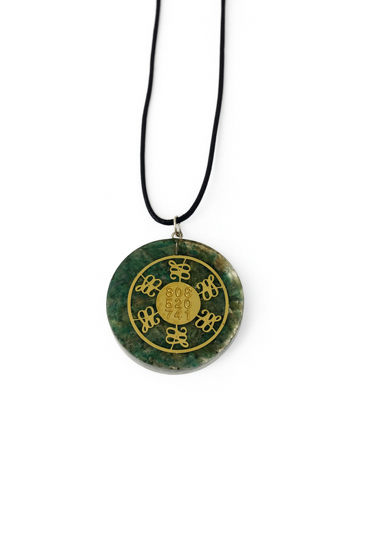 Halskette mit Anhänger aus Zibu-Grünjade